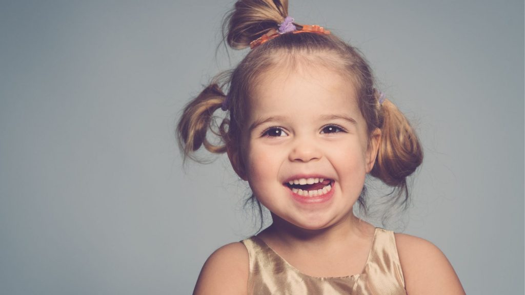 Criança feliz a sorrir com baixos níveis de stress e ansiedade